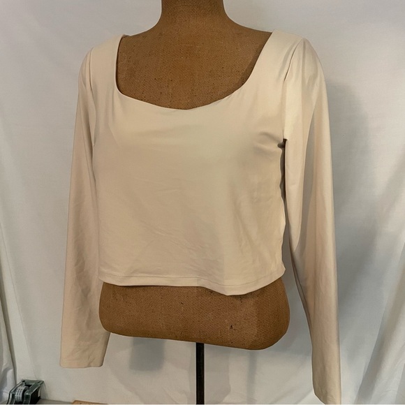 Old Navy Active cream XL crop top w/scoop neck & long sleeves built in bra - Picture 2 of 8